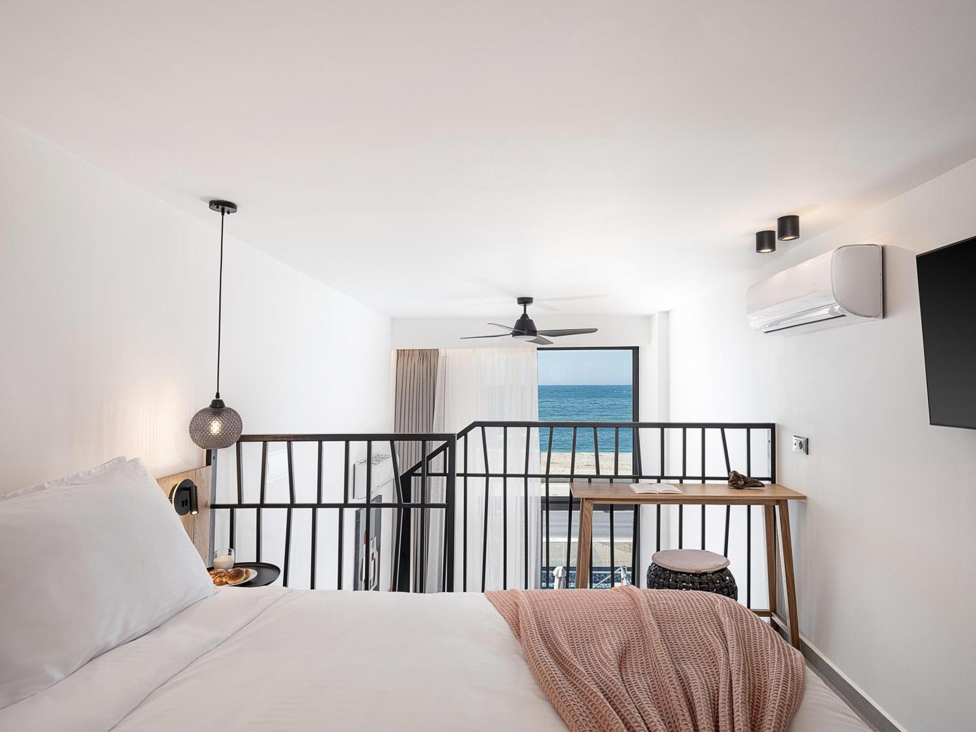 העיירה רתימנו Calla Luxury Seafront Suites מראה חיצוני תמונה