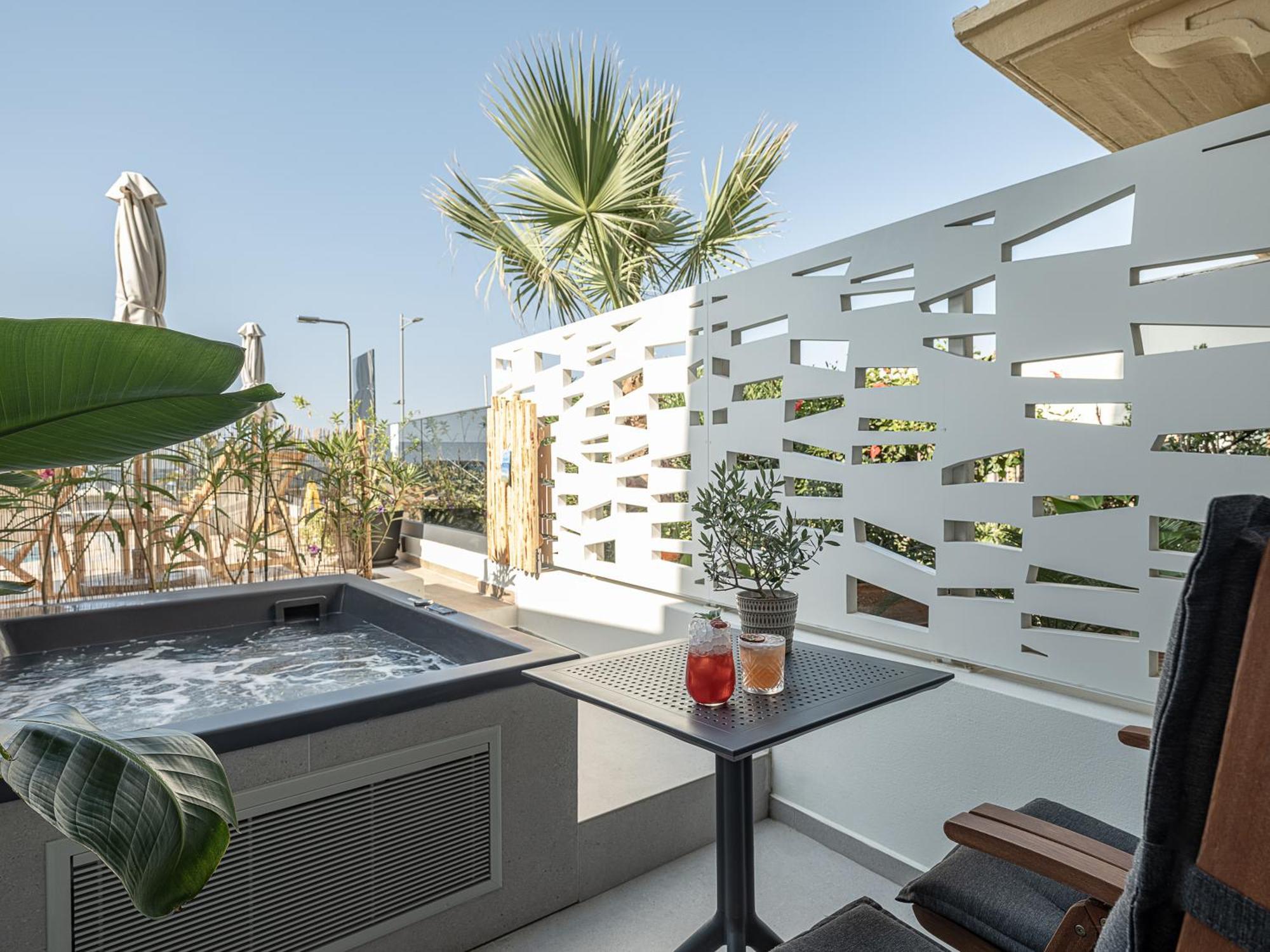העיירה רתימנו Calla Luxury Seafront Suites מראה חיצוני תמונה